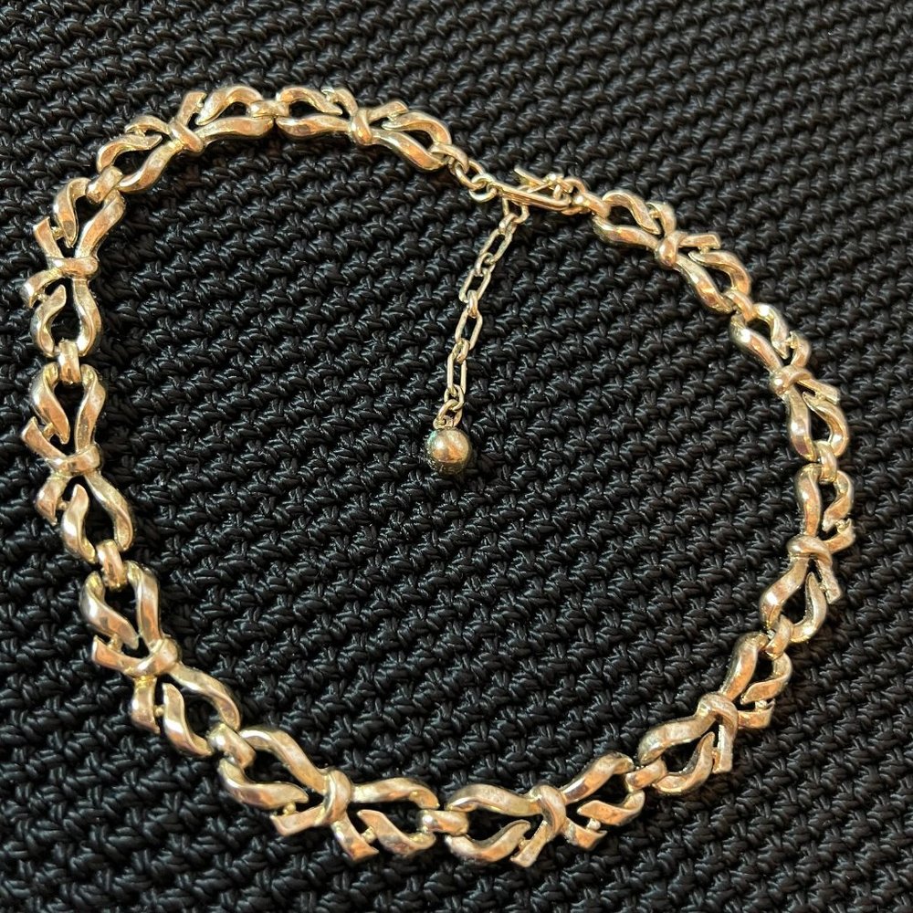 Vintage Crown Trifari 1960’s Gold Tone Ribbon & Bowl Links Choker Necklace Trifa